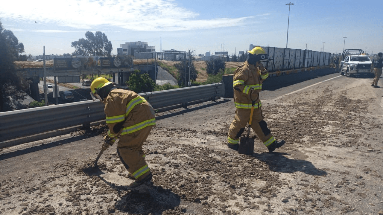 Dejan regada arena y grava en el Periférico Ecológico, cerca de Coronango.