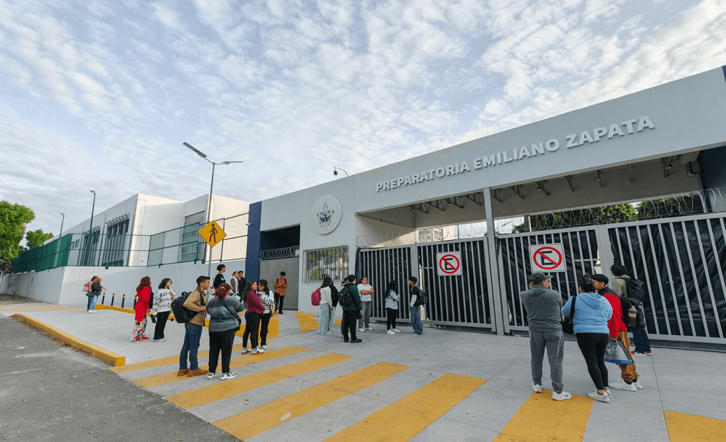 Confusión: alumnos de la Prepa Emiliano Zapata llegan a la escuela, pero no hay clases.