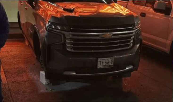 Dan cristalazo a camioneta en la Vía Atlixcáyotl le roban tres llantas.