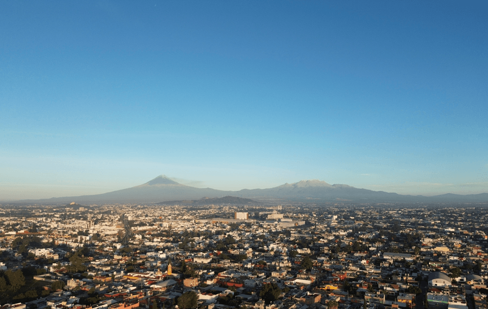 Martes con cielo despejado desde la ciudad de Puebla.