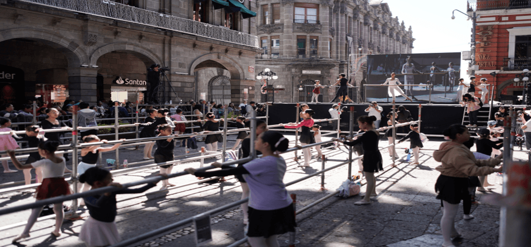 Magia: Elisa Carrillo imparte clase masiva en el Zócalo de Puebla.