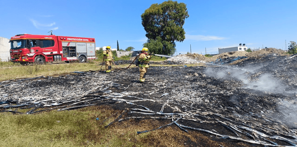 Se registra incendio en lote baldío en la ciudad de Puebla.