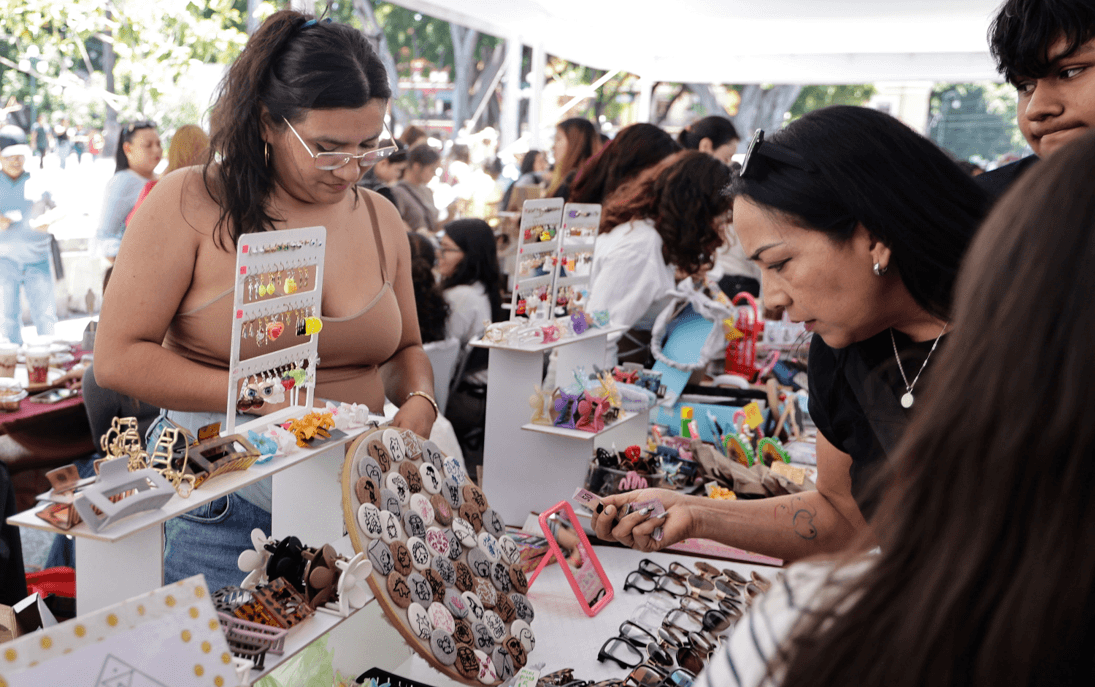 Ayuntamiento impulsa emprendimiento poblano con Mercadito de las Juventudes.