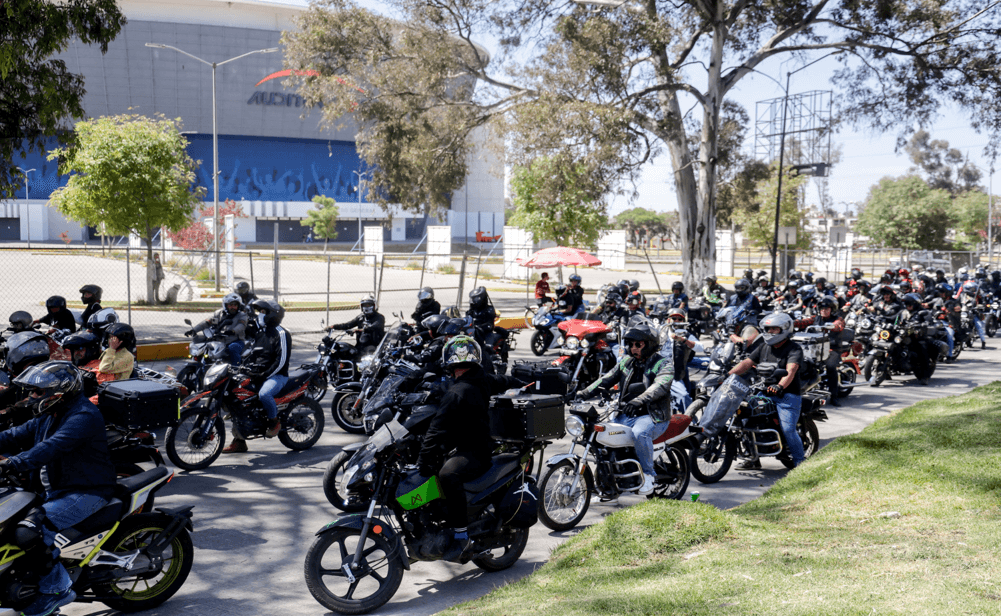 Motociclistas se manifiestan en Puebla en contra de la Ley Casco.