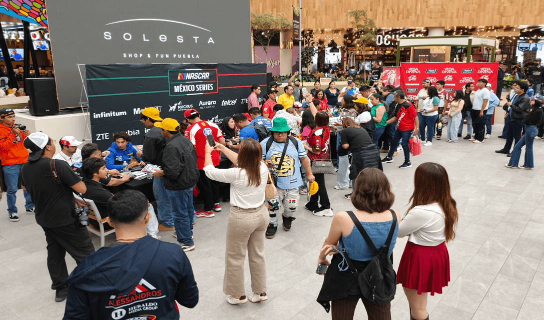 Pilotos de NASCAR conviven con fanáticos en Plaza Solesta.
