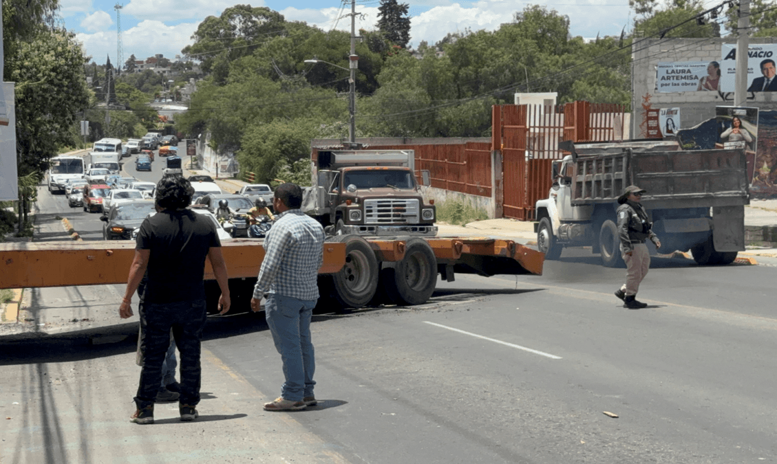 Hombre termina lesionado por una grúa en San Francisco Totimehuacan.