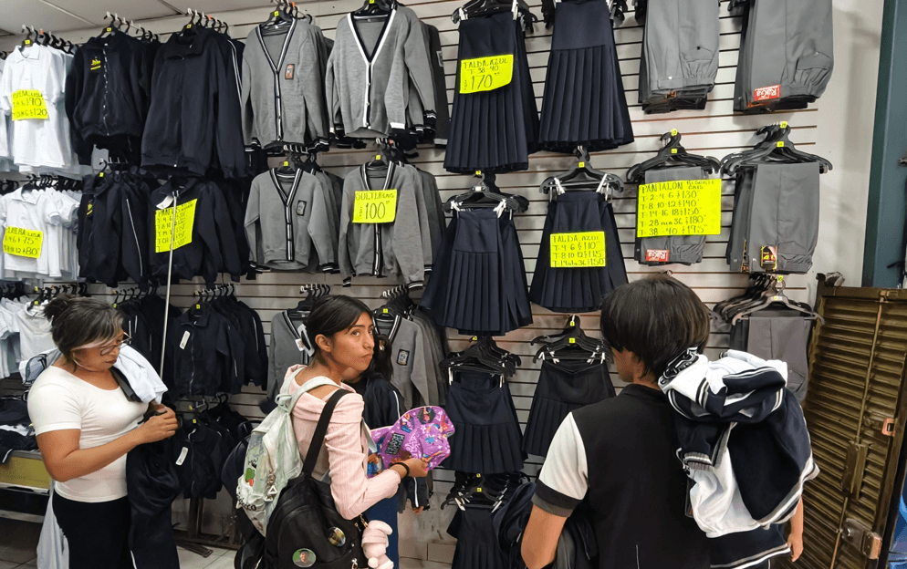 Aumentan ventas tiendas de uniformes escolares en Puebla.
