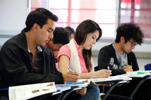 universitarios