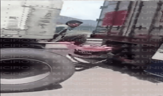 Riesgoso: hombre viaja en el dolly de tractocamión sobre la autopista Puebla-Orizaba.