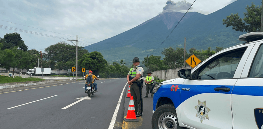 Activan alerta máxima por erupción del Volcán de Fuego en Guatemala.