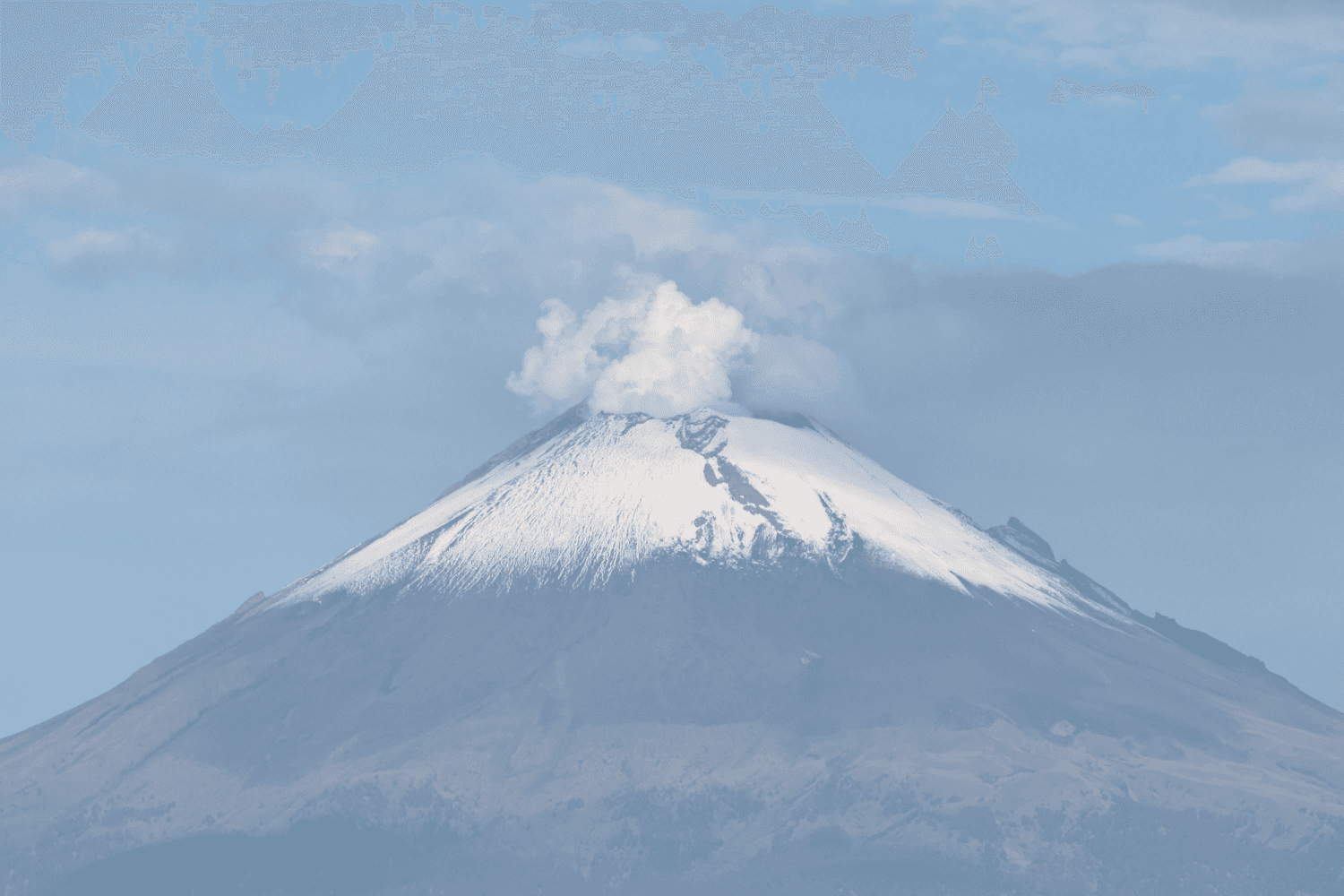 Volcán Popocatépetl amanece nevado, hay cielo limpio en Puebla.
