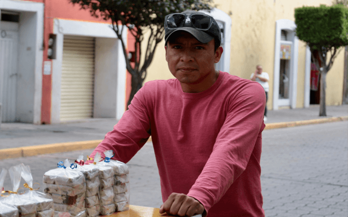 Eder lleva los muéganos de Huamantla al centro de Tlaxcala.