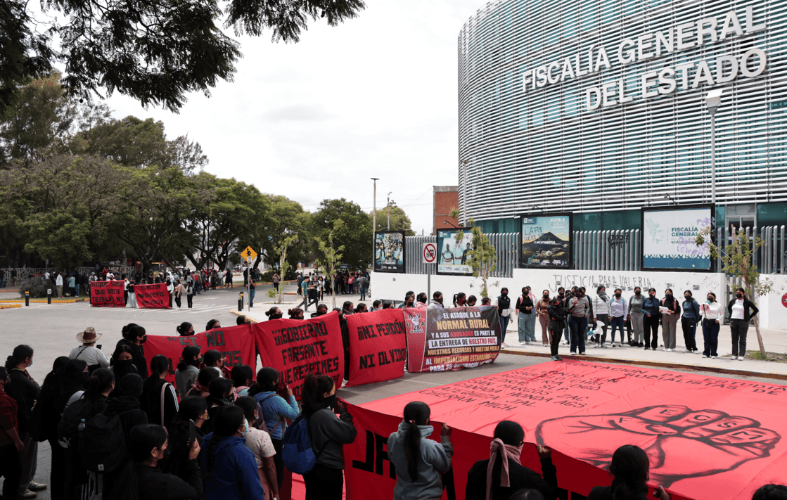 Martes complicado en bulevar 5 de Mayo por manifestación de Normalistas de Teteles.