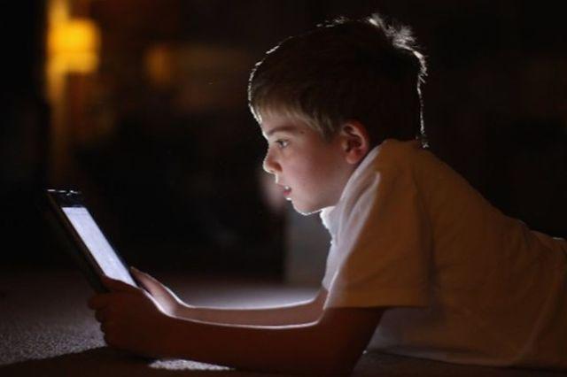 niños con celulares