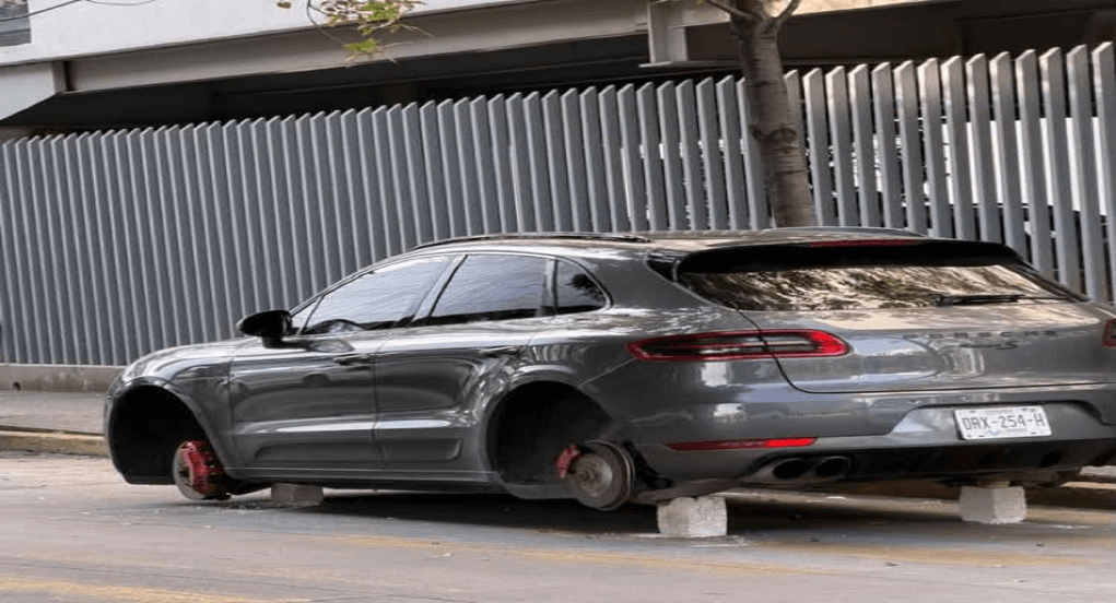 Dueño de camioneta Porsche va a la Zona de Angelópolis, le bajan las cuatro llantas.