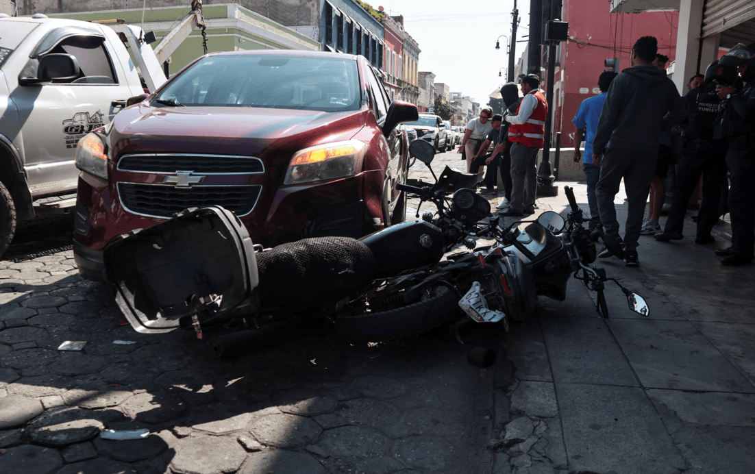 Carambola en el Centro Histórico de Puebla deja dos lesionados.