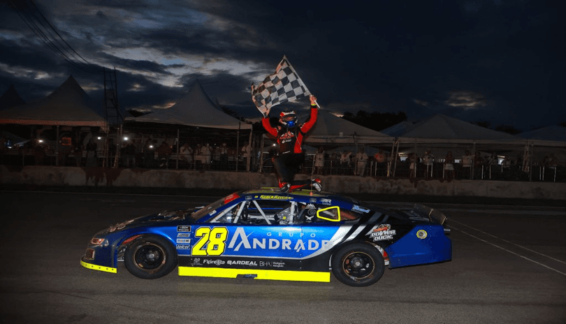 Rubén Rovelo gana la carrera de NASCAR México Series.
