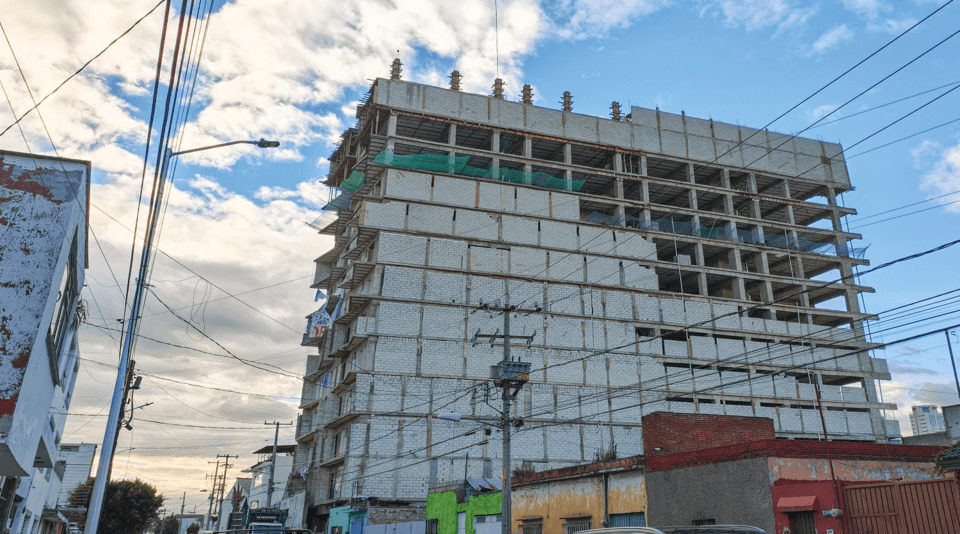 Vecinos del Barrio de Santiago denuncian irregularidades en construcción de un edificio.