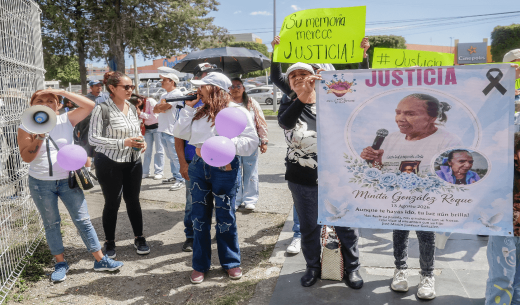 Familiares de Minita González se manifiestan en Puebla, exigen justicia por su muerte.