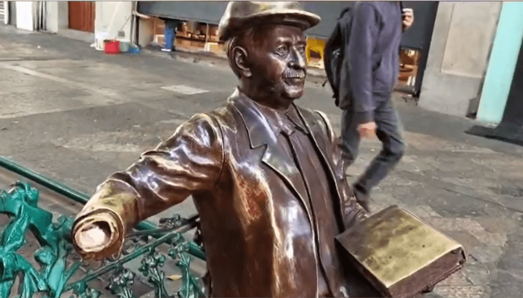 Roban mano derecha a escultura de Pedro Ángel Palou en Puebla.