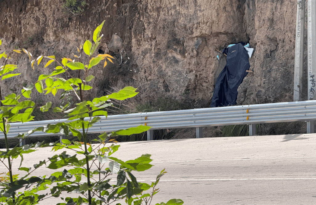 Reportan a una persona viviendo en grieta del Periférico Ecológico de Puebla.