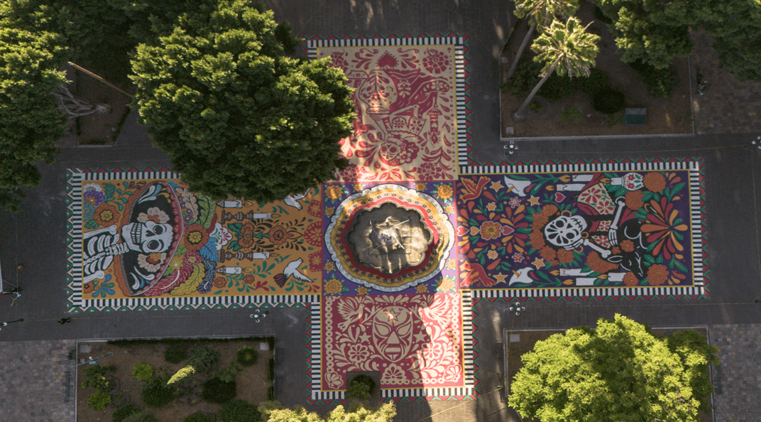 Tapete monumental de Día de Muertos pinta de colores el Zócalo de Puebla.
