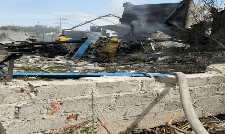 Explosión de taller clandestino de pirotecnia en Santo Tomás Hueyotlipan deja dos personas heridas.