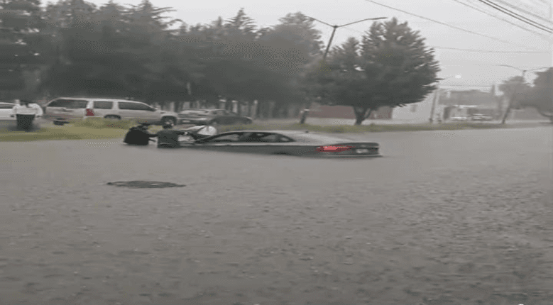 Rescatan a mujer en Cuautlancingo, su auto quedó varado por la lluvia.